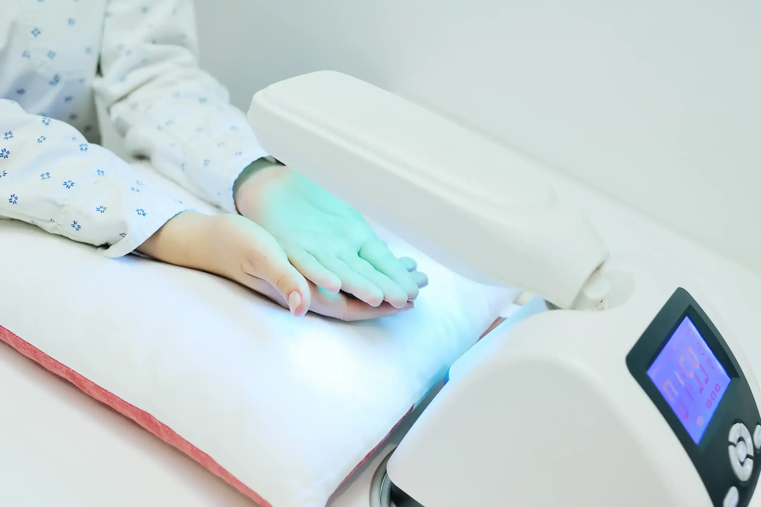 child gets phototherapy treatment for psoriasis on hands